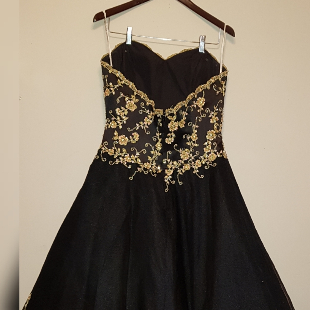 Formal gown - Picture 3 of 4